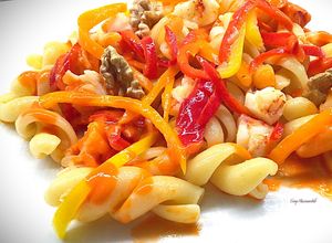 Foto di Fusilloni con frullato di datterini, gamberi, mini peperoni e noci