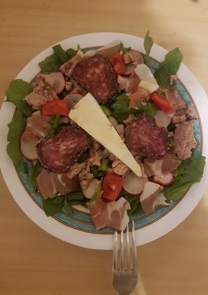 Una foto de Ensalada charcutera