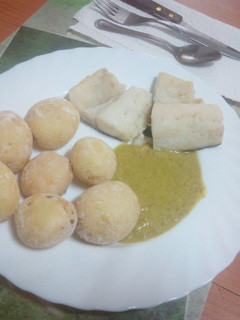 Una foto de Bacalao cocido al vapor con papas arrugas y mojo verde