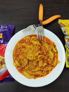 મસાલા મેગી પાસ્તા ફ્યુઝન (Masala Maggi Pasta Fusion Recipe in Gujarati) રેસીપી મુખ્ય ફોટો
