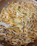 Tallarines con gula y gambas al ajillo