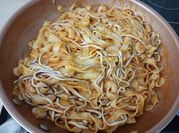 Una foto de tallarines con gulas