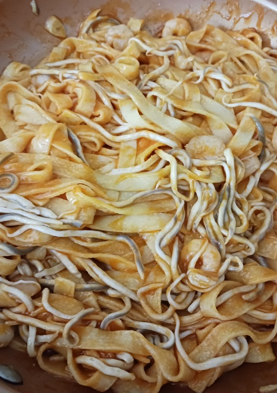 Una foto de Tallarines con gula y gambas al ajillo