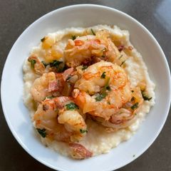 A picture of Shrimp and Grits.