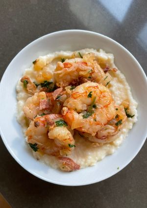 A picture of Shrimp and Grits.