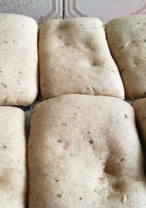 Teljes kiőrlésű, medvehagymás pékárú (szendvicsnek) recept fotója