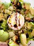 Ensalada de cogollos con aguacate, rulo de vaca y frutos secos