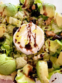 Una foto de Ensalada de cogollos con aguacate, rulo de vaca y frutos secos