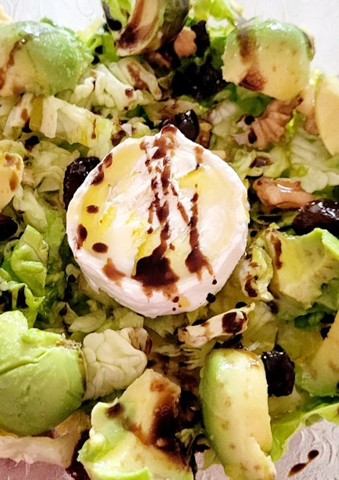 Una foto de Ensalada de cogollos con aguacate, rulo de vaca y frutos secos
