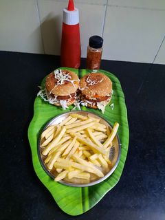 व्हेज बर्गर आणि फ्रेंच फ्राईज (Veg Burgers French Fries Recipe In Marathi) रेसिपी चे मुख्य फोटो 