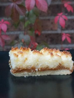 Una foto de Torta de coco y dulce de leche
