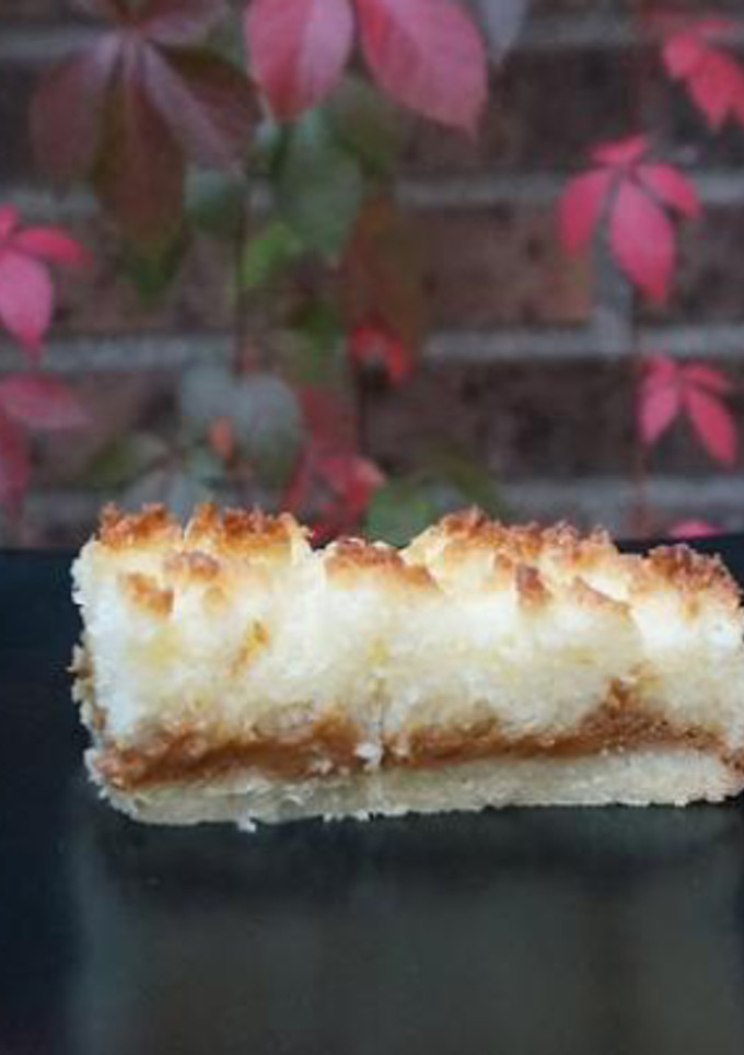 Una foto de Torta de coco y dulce de leche