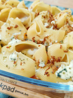 Foto principal de Lumacomis rellenos de mozzarella gratinados con queso azul
