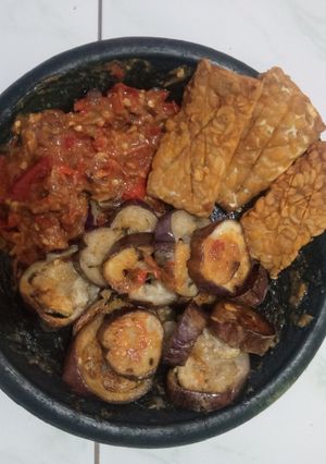 Foto resep Sambel terasi lamongan dengan terong dan tempe
