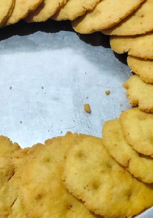 રવા મેંદાની પૂરી (Rava Mendani Puri Recipe in Gujarati) રેસીપી મુખ્ય ફોટો