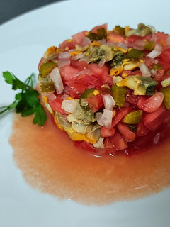Una foto de Tartar de tomate y berberechos