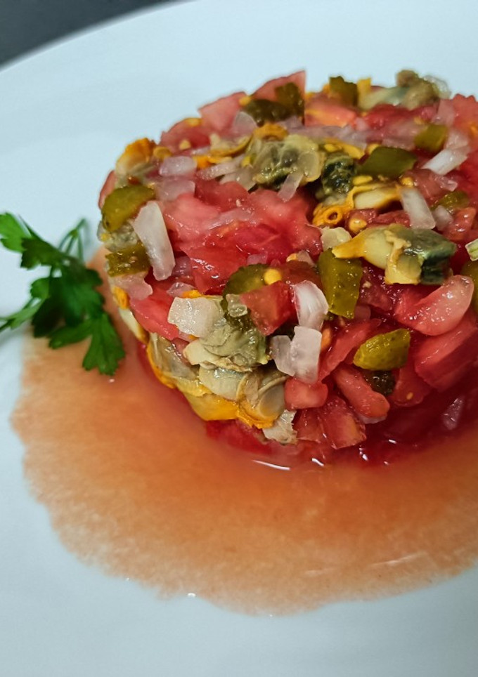 Una foto de Tartar de tomate y berberechos