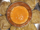 मोमोज विद चटनी (Momos with chutney recipe in Hindi)