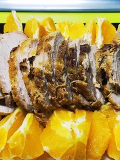 Una foto de Lomo a la naranja y puré de patata soufflé de la tita Carmen