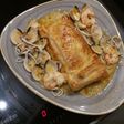Lomos de merluza con almejas, gambones y gulas