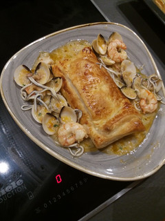 Una foto de Lomos de merluza con almejas, gambones y gulas