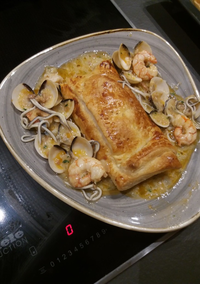 Una foto de Lomos de merluza con almejas, gambones y gulas