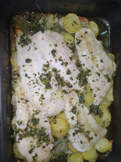Una foto de Merluza con patatas 🥔 al horno 👌🐟