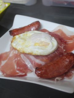 Una foto de Montadito de arroz camuflado con jamón, huevo y chorizo