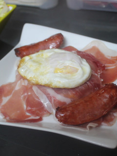 Una foto de Montadito de arroz camuflado con jamón, huevo y chorizo