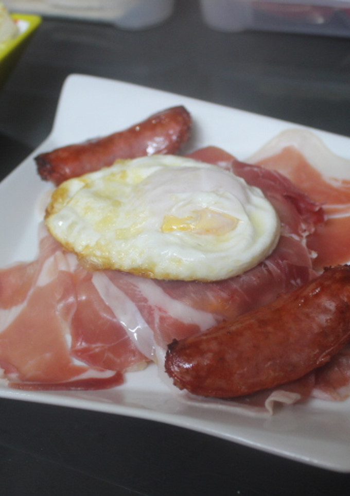 Una foto de Montadito de arroz camuflado con jamón, huevo y chorizo