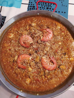 Una foto de Paella de pescado