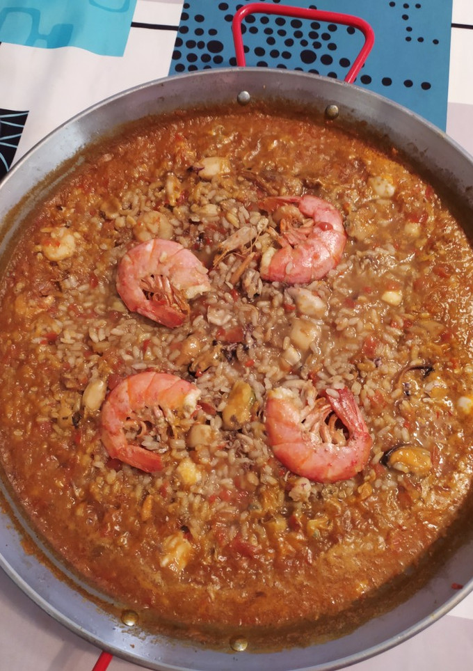 Una foto de Paella de pescado