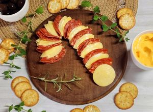 Una foto de 🍻Picada festiva🍻 "Candy cane" de cantimpalo y queso 🍻