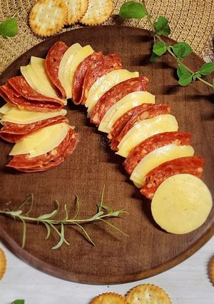Una foto de 🍻Picada festiva🍻 "Candy cane" de cantimpalo y queso 🍻
