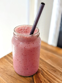 Una foto de 🍓 Licuado de frutilla y pera 🍐
