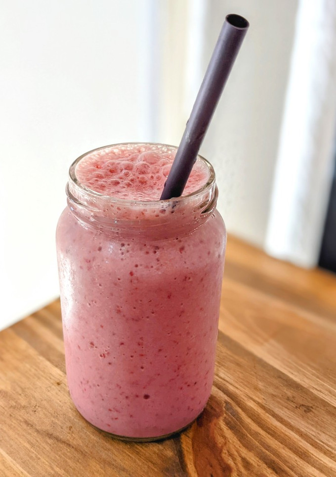 Una foto de 🍓 Licuado de frutilla y pera 🍐