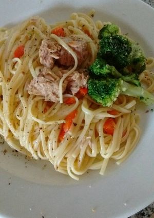Una foto de Tallarines salteados con atún y brócoli