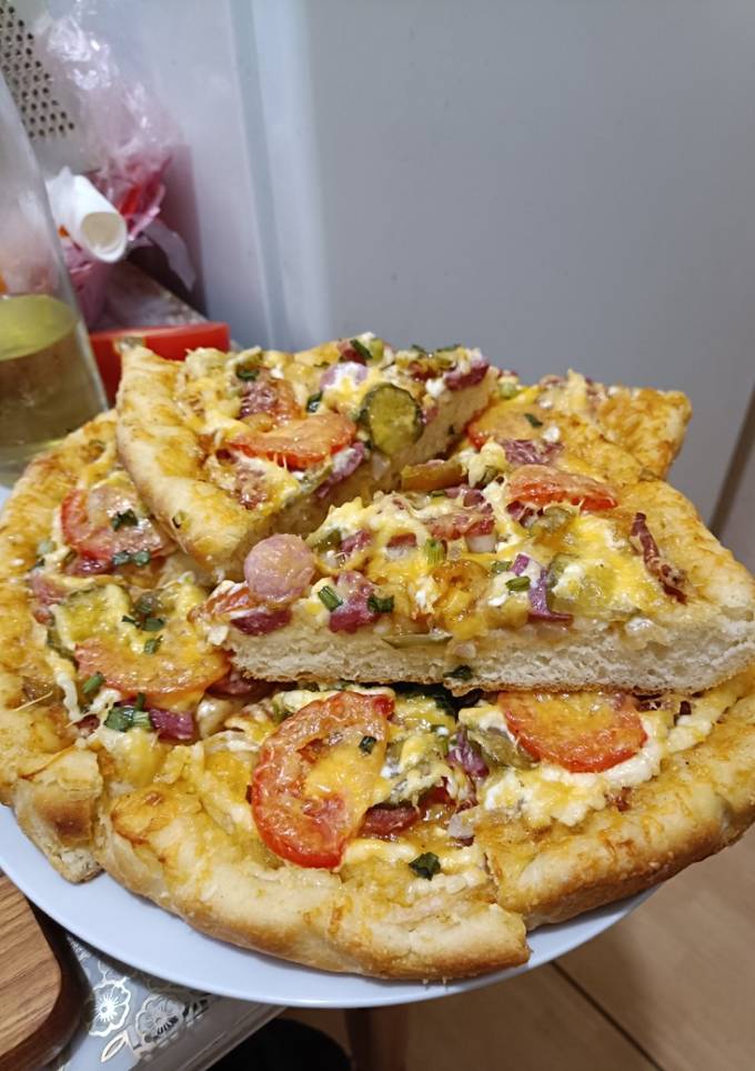 Піца з ковбасою і помідорами
