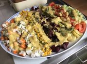 Une photo de salade et surimi