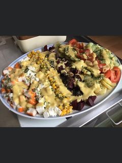 Une photo de Salade composée multicolore surimi et feta sauce moutarde