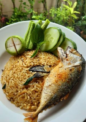 รูปของ ข้าวผัดน้ำพริกไตปลาแห้ง Fried Rice with Fried Fish Kidney Paste