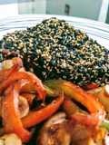 Atún Sellado en Costra de Ajonjolí con verduras salteadas #lacocinadebea