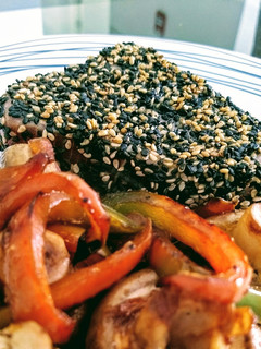 Una foto de Atún Sellado en Costra de Ajonjolí con verduras salteadas #lacocinadebea