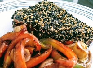 Una foto de Atún Sellado en Costra de Ajonjolí con verduras salteadas #lacocinadebea