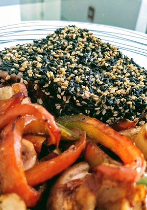 Una foto de Atún Sellado en Costra de Ajonjolí con verduras salteadas #lacocinadebea