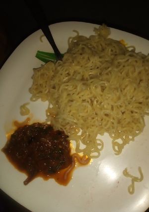 A picture of Indomie with yummy sauce.