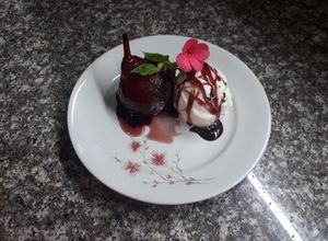 Una foto de Peras al vino tinto