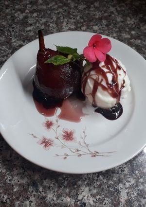 Una foto de Peras al vino tinto