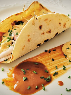 Una foto de Tacos de Costilla de Cerdo a las dos salsas Barbacoa y Raita