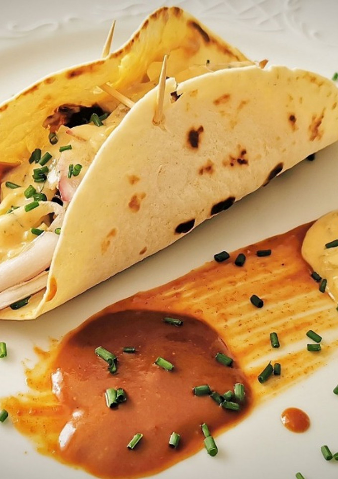 Una foto de Tacos de Costilla  de Cerdo a las dos salsas Barbacoa y Raita